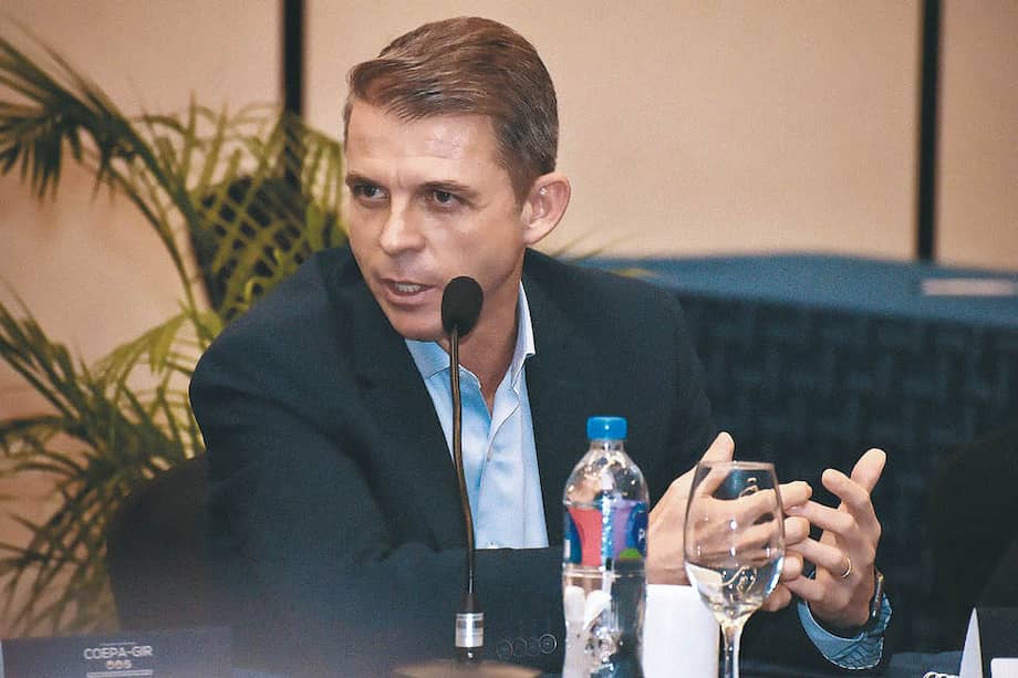 El general retirado Juan Carlos Buitrago revala: “Para quitarme del camino, (alias papá Pitufo) usó toda su maquinaria… incluso acudió a familiares del ministro de Defensa (Carlos Holmes Trujillo) y del (entonces) presidente Duque. La fiscalía tiene esas evidencias”.