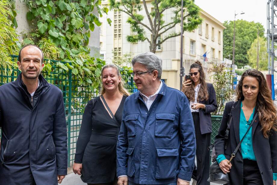 El líder de la France Insoumise (LFI), Jean-Luc Melenchon, junto a representantes de la izquierda francesa.