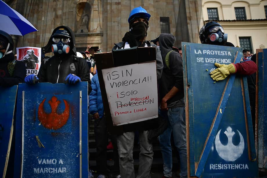 La primera línea, el grupo de jóvenes que encabeza las movilizaciones y que busca defender a los demás manifestantes de encuentros violentos con el ESMAD. / Óscar Pérez - El Espectador.