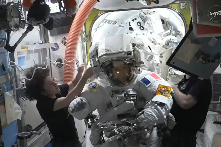 Esta imagen, capturada el 18 de agosto de 2026 de una retransmisión en directo de la NASA, muestra a la astronauta francesa de la Agencia Espacial Europea (ESA) Sophie Adenot (C) regresando al interior de la Estación Espacial Internacional (EEI) tras su paseo espacial. NASA / AFP).