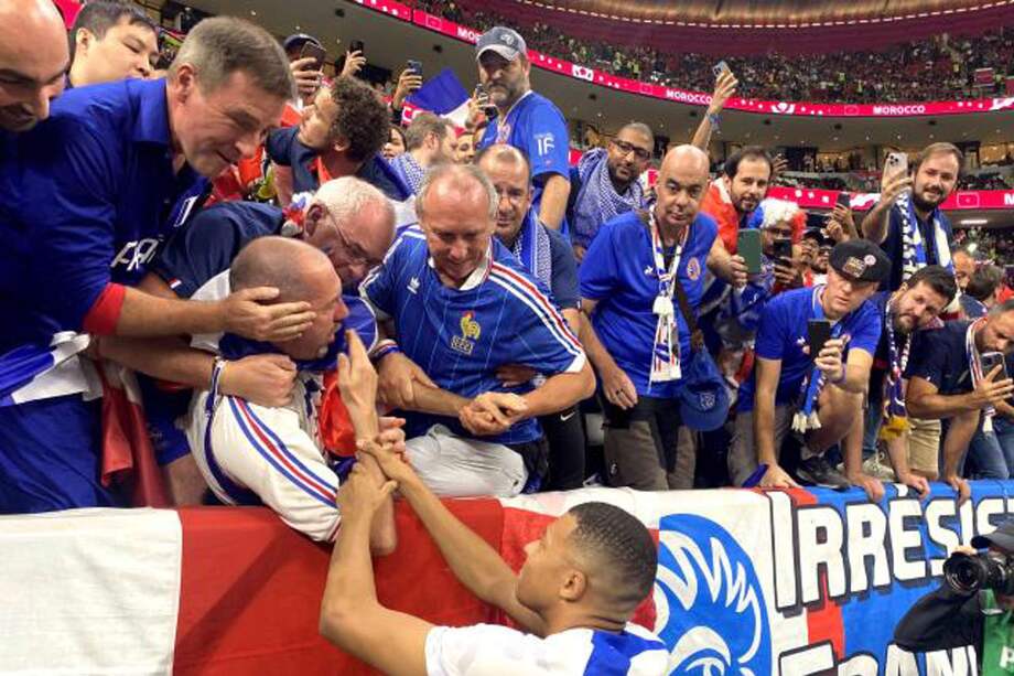 Mbappé se acercó al hincha que sufrió el balonazo para estrechar su mano.