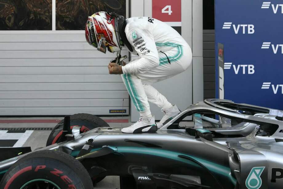 Hamilton celebra tras ganar el Gran Premio de Rusia de Fórmula Uno. / AFP