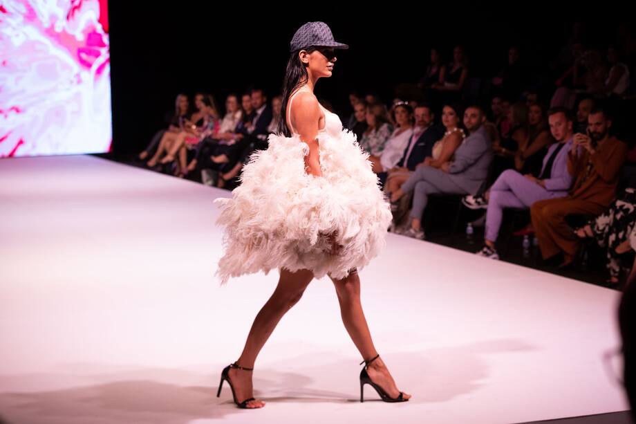 ACOMPAÑA CRÓNICA VENEZUELA MODA***AME5265. VALENCIA (VENEZUELA), 29/04/2022.- Modelos lucen prendas creadas por el diseñador Alejandro Fajardo durante la pasarela del Hesperia Valencia Fashion Week (HVFW), el 28 de abril de 2022, en Valencia (Venezuela). Los desfiles, las nuevas colecciones, las pasarelas, el color y miles de hilos entrecruzados volvieron a Venezuela, tras varios años en escala de grises. Destacados diseñadores, modelos y empresarios, alentados por el resurgir económico, encendieron los focos de nuevo y se dieron cita en Valencia, estado Carabobo, donde se celebra la Semana de la Moda. EFE/ RAYNER PEÑA R.