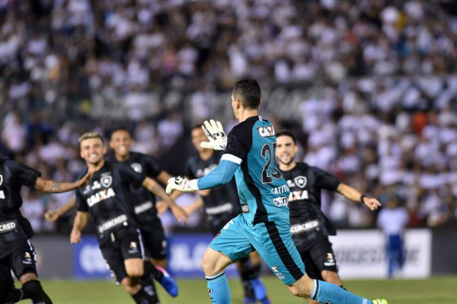 El paraguayo Roberto Júnior Fernández, arquero del Botafogo, celebra la clasificación del cuadro brasilero a la fase de grupos de la Copa Libertadores. / AFP