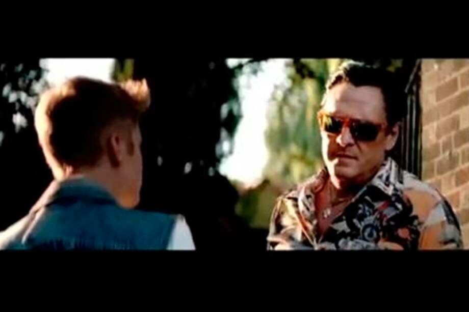Justin Bieber y Michael Madsen en el video de "As Long As You Love Me".