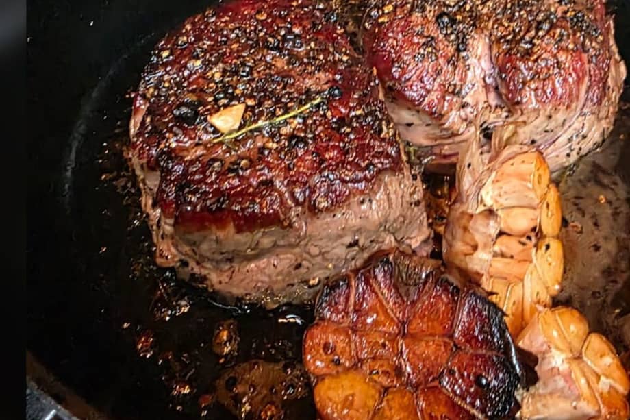 Una de las utilidades del uso de la grasa en la cocina es la transmisión de sabor, pues esta, ya sea aceite vegetal, mantequilla, margarina o cualquier grasa animal, ayuda a crear diferentes capas en las comidas.