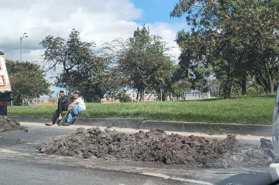 Caída de material en la Av. Ciudad de Cali