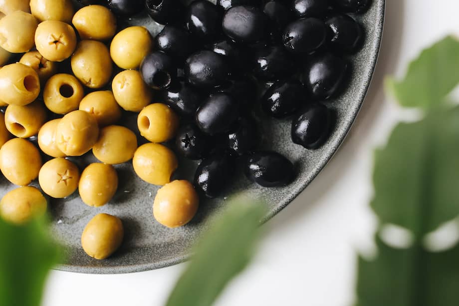 Las aceitunas verdes y negras aportan grasa monoinsaturada, fibra, vitamina E y antioxidantes.