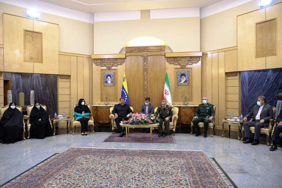 Nicolás Maduro se reúne con el ministro de defensa iraní, Mohamed Reza Qarai Ashtiani.