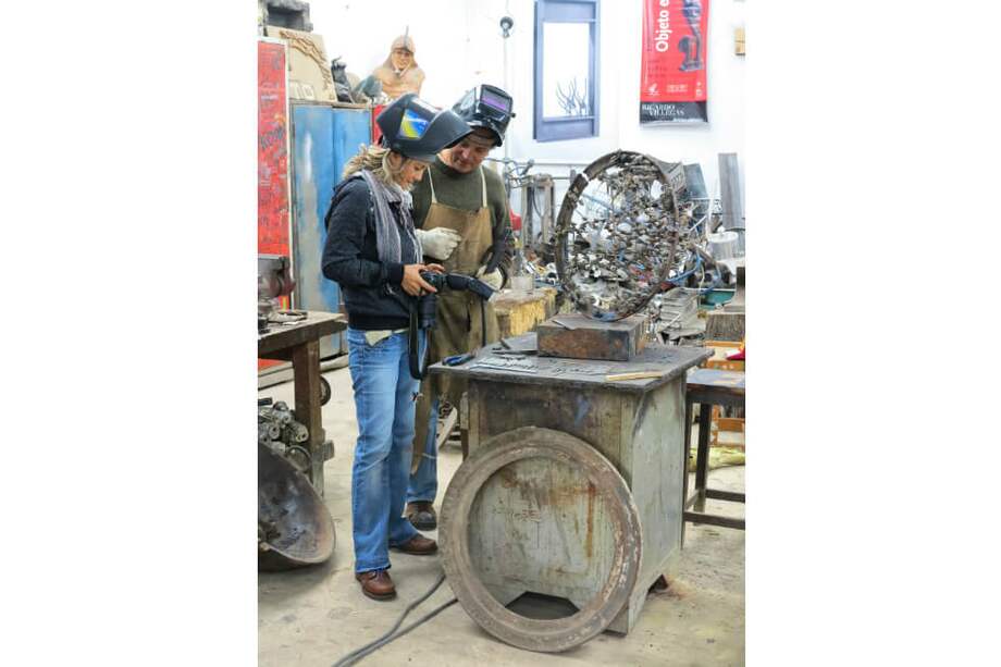 Marcela Sánchez al lado de Ricardo Villegas, en el taller del artista. / Cortesía