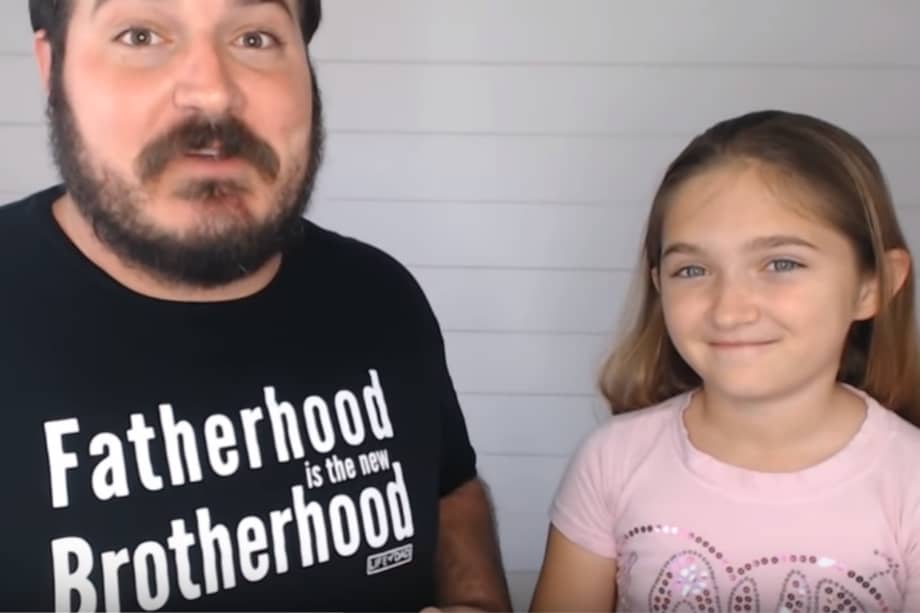 Captura video de Youtube / Phil & Emma from Daddy Daughter Hair Factory