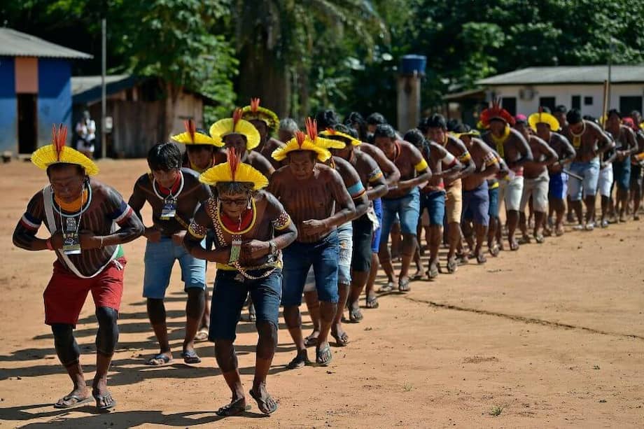 Tribus indígenas realizan un baile antes de una conferencia de prensa de su líder Cacique Raoni Metuktire, en la aldea de Piaracu, cerca de Sao Jose do Xingu, estado de Mato Grosso. Están ahí para manifestarse en contra del gobierno de Brasil. / Carl de Souza/AFP