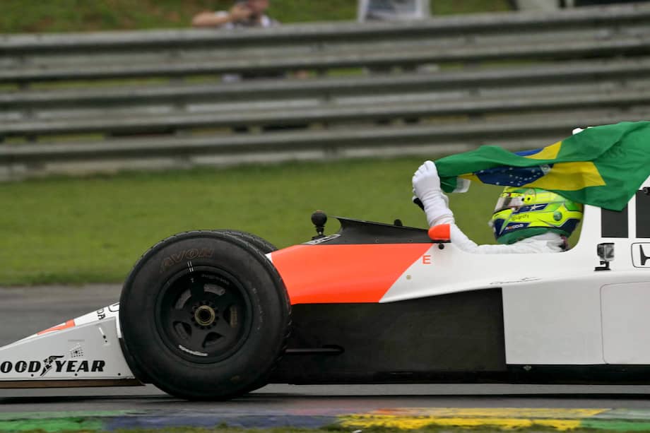 El piloto británico de Mercedes, Lewis Hamilton, conduce el McLaren MP4-5B con el que el fallecido Ayrton Senna ganó su segundo título mundial de Fórmula 1 en 1990 durante una vuelta para conmemorar el 30 aniversario de la muerte de Senna en el Gran Premio de San Marino de 1994, antes del Gran Premio de Fórmula Uno de Sao Paulo en el circuito de carreras José Carlos Pace, también conocido como Interlagos, en Sao Paulo, Brasil, el 3 de noviembre de 2024.