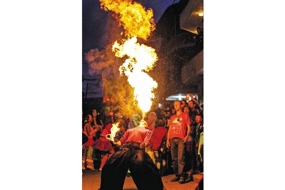 En la inauguración del festival también se presentan comparsas que participan en el Premio Carnaval. / Daniel Galeano