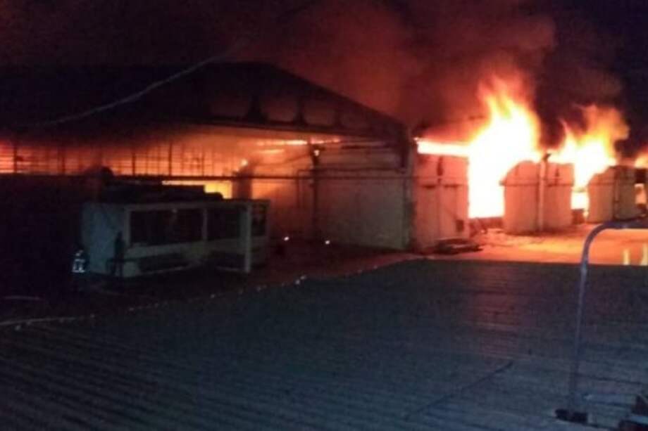 El sábado se dio un incendio en el almacén de la Compañía Anónima Nacional Teléfonos de Venezuela (Cantv) y de Movilnet, en el sector Flor Amarillo de Valencia, estado Carabobo.