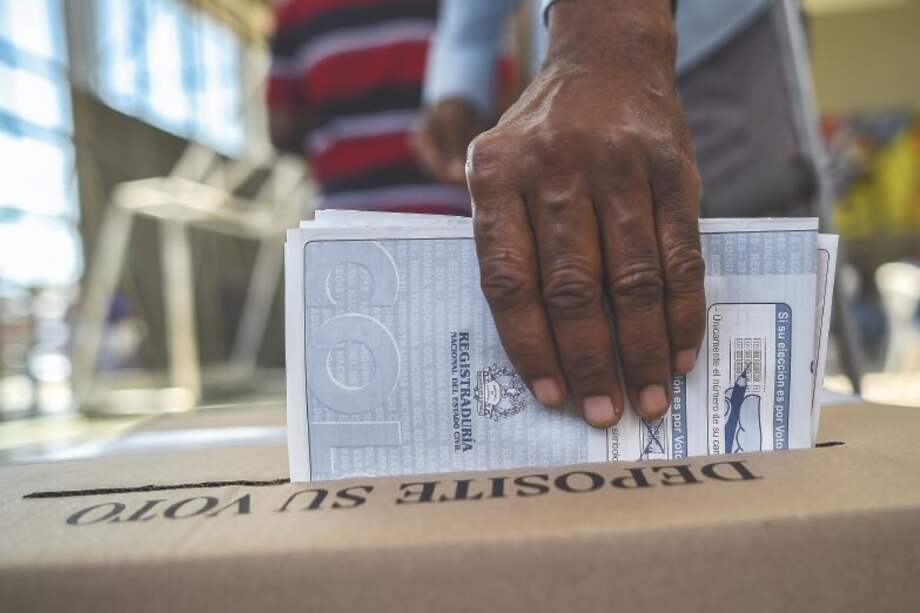 Políticos como Omar Yepes, Mauricio Lizcano y Mario Castaño acompañan las candidaturas. / credito: AFP.