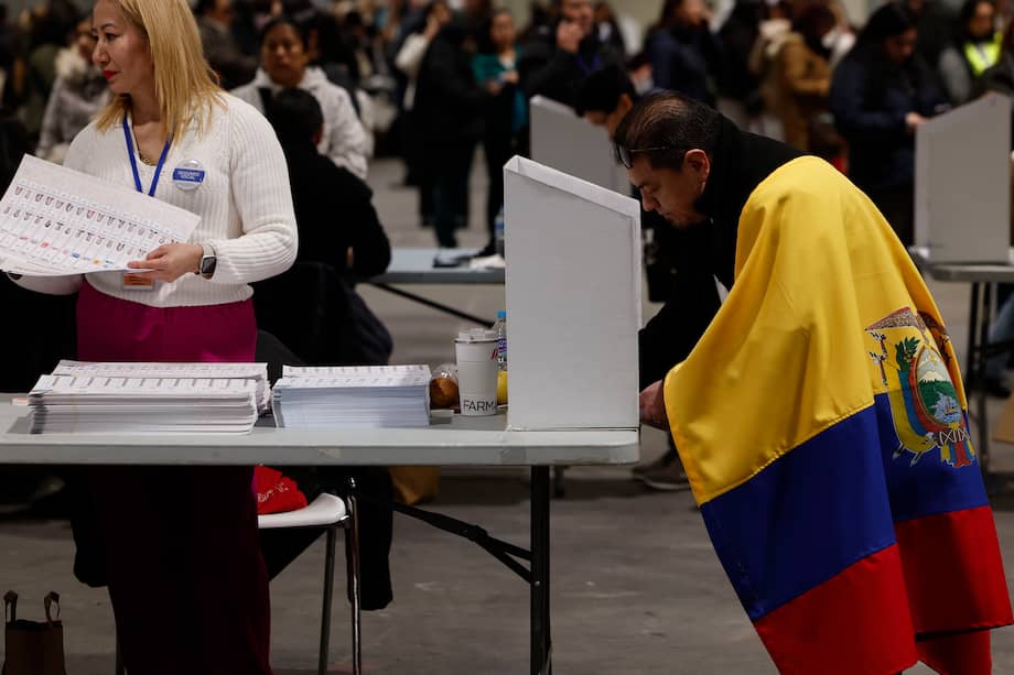 Ecuatorianos votan en Ifema, reconvertido en colegio electoral con motivo de las elecciones en Ecuador, en Madrid, este domingo.