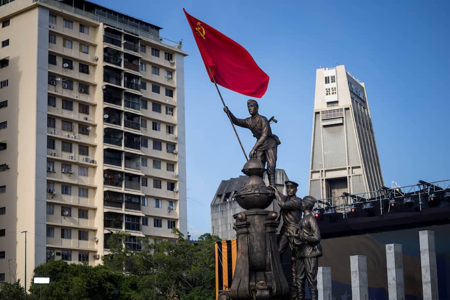 Fotografía de un monumento en conmemoración del 80 aniversario de la victoria de la Unión Soviética sobre la Alemania nazi en la Segunda Guerra Mundial en La Victoria en Caracas (Venezuela).