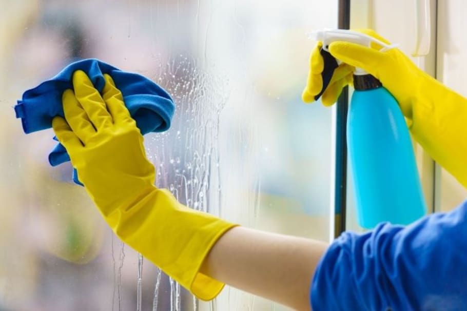 ¿Quieres que tus vidrios queden impecables? Acá te dejamos un truco con vinagre blanco que los dejará relucientes. ¿Lo conocías?