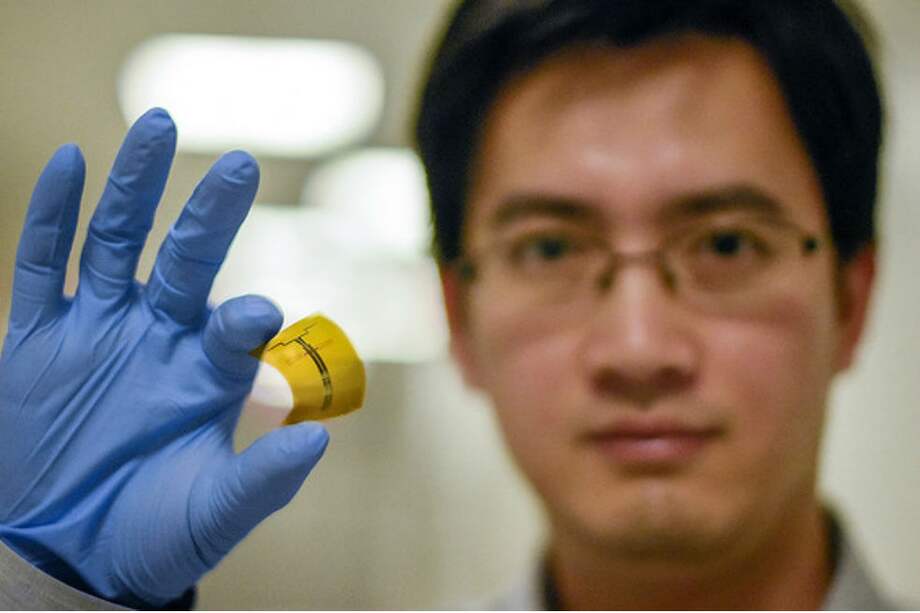 El uso de electrónica flexible basada en materiales bidimensionales permite generar electricidad a partir de señales electromagnéticas presentes en el ambiente, como las del wifi / Cortesía MIT