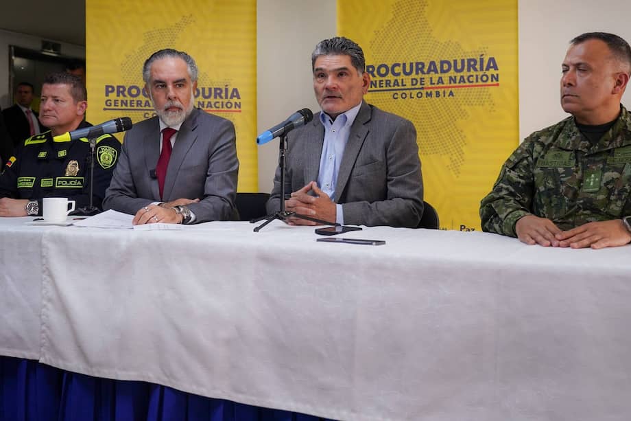 Encuentro del Ministro del Interior, Armando Benedetti, el procurador General, Gregorio Eljach, y delegeados del Ejército, la Policía y la Registraduría para evaluar seguridad de candidatos presidenciales.