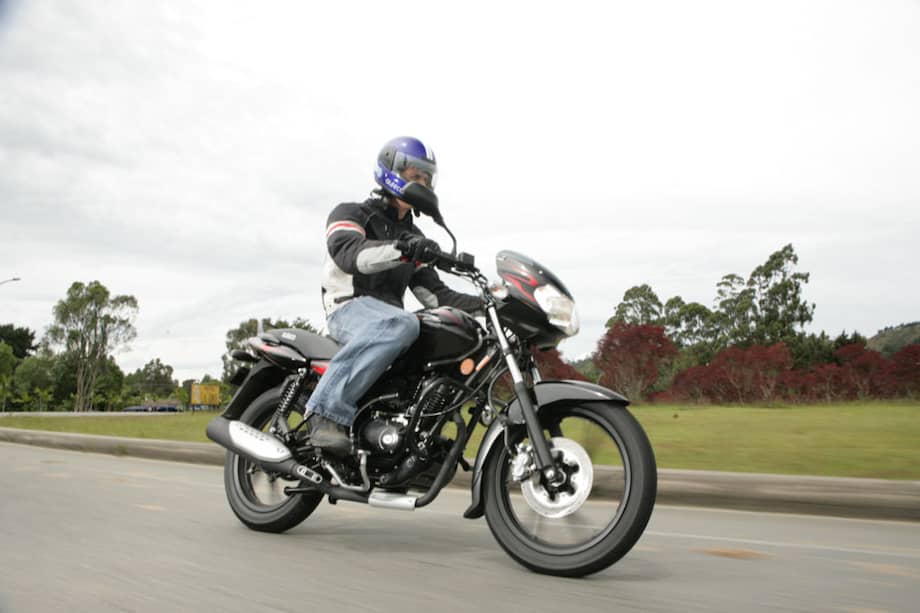 Moto con llantas convencionales.