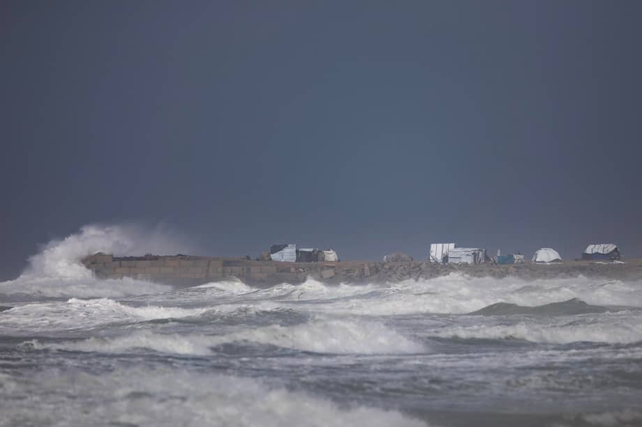 Las olas golpean cerca de las tiendas de campaña de los palestinos desplazados, instaladas a lo largo de la costa de Jan Yunis, en medio de fuertes lluvias en el sur de la Franja de Gaza.