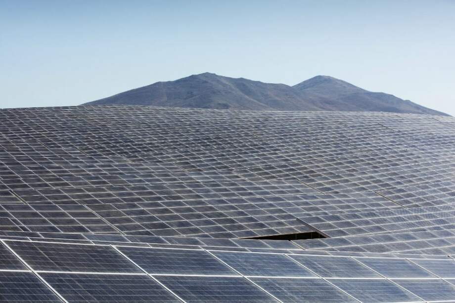 La planta solar El Romero, en Chile, se convirtió en la primera instalación en Latinoamérica en proveer energía renovable a Google en la región. / EFE