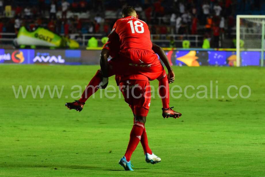 Los jugadores de América celebran uno de los goles de Olmes García frente a Patriotas. / América de Cali