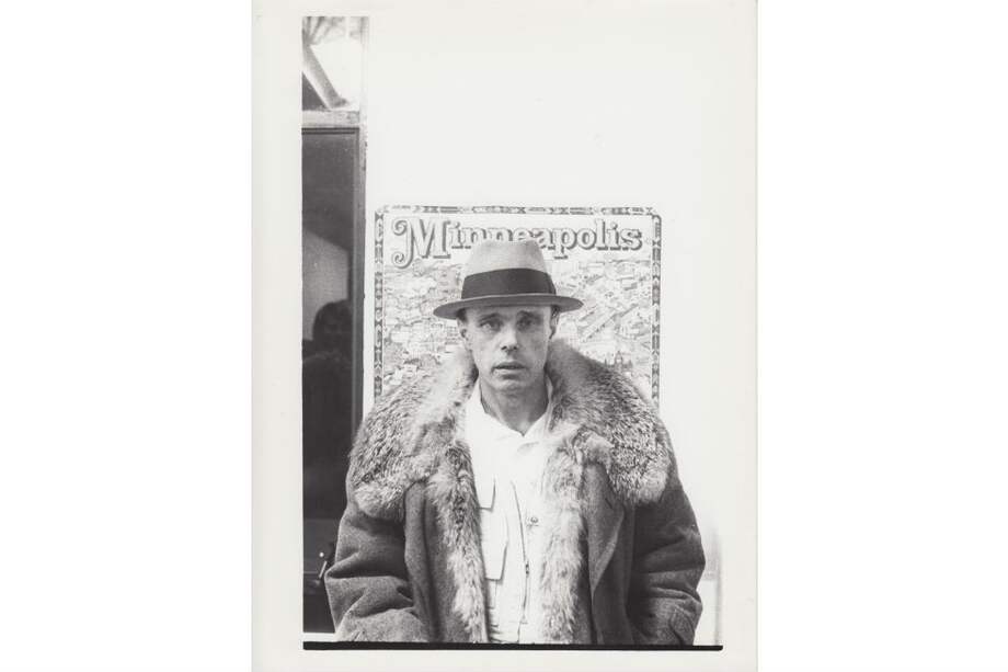 Beuys, considerado uno de los artistas más inspiradores del siglo XX gracias al desarrollo de su obra conceptual, murió en 1986 en su estudio de Düsseldorf. Tenía 65 años. / Cortesía Zeroone Film- Klaus Staeck
