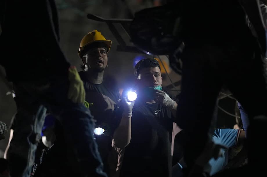 Pese a la oscuridad, varias de las personas afectadas siguen trabajando en las zonas donde colapsaron estructuras en Cali.