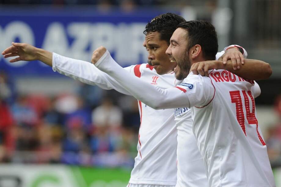 Carlos Bacca celebra el primer tanto del Sevilla contra el Eibar. Foto: AFP