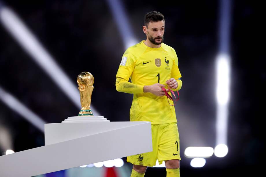 Hugo Lloris pasa junto al trofeo del Mundial de fútbol.// EFE/EPA/Friedemann Vogel