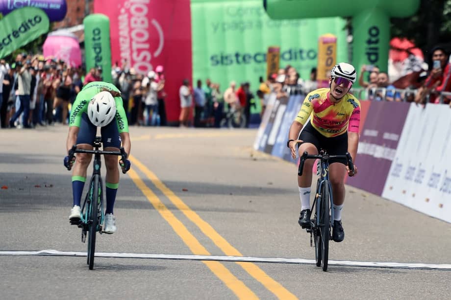 Diana Peñuela (izq.) se impuso a Angie Londoño en el esprint con el que se definió la segunda etapa de la Vuelta a Colombia Femenina 2026.