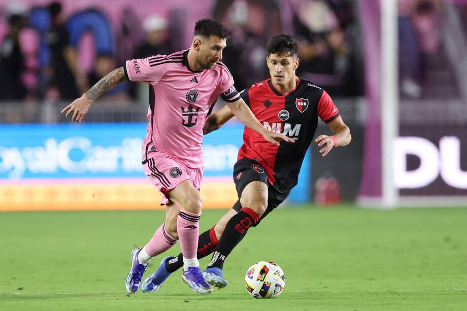 Lionel Messi (izq.) del Inter de Miami disputa la pelota con Brian Aguirre del Newell's Old Boys.