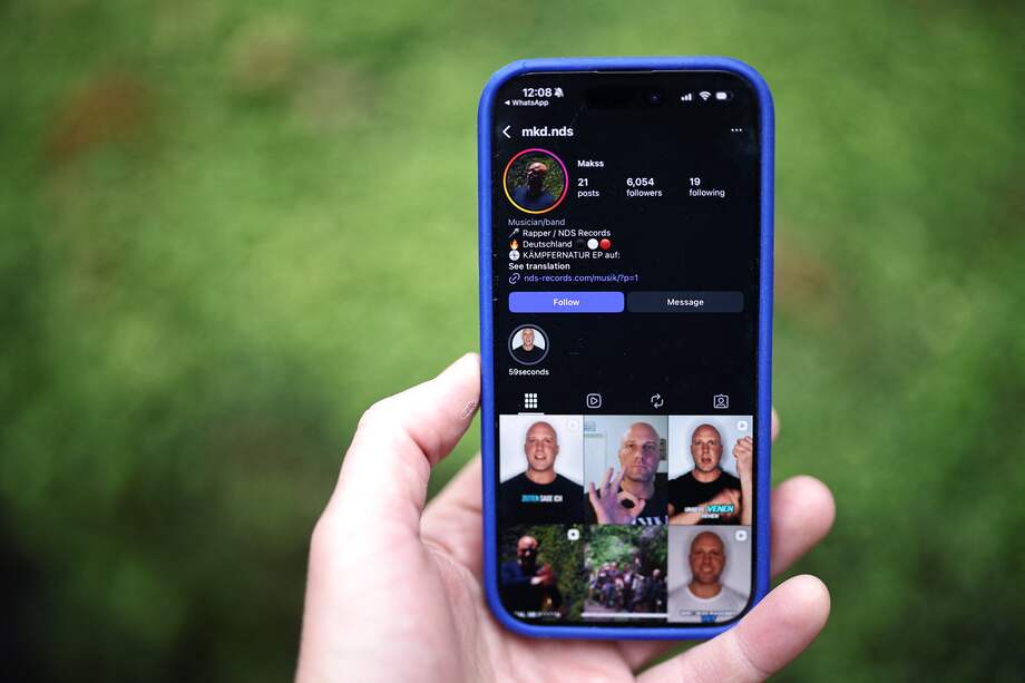 La página de Instagram de MaKss Damage, un rapero alemán, se muestra en la pantalla de un teléfono inteligente en Londres el 28 de octubre de 2025.