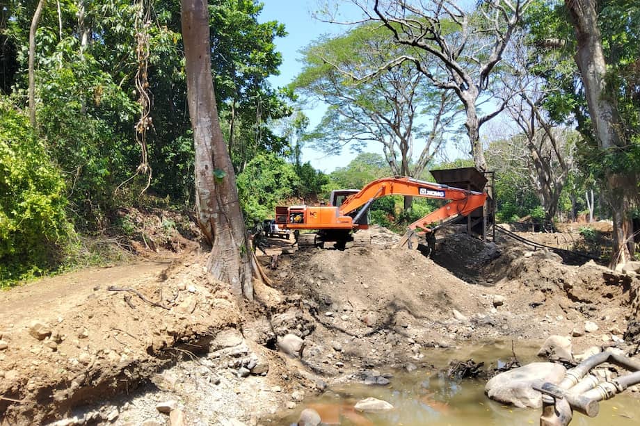 El Ejército Nacional destruyó maquinaria y equipos que se encontraban en el complejo de minería ilegal.