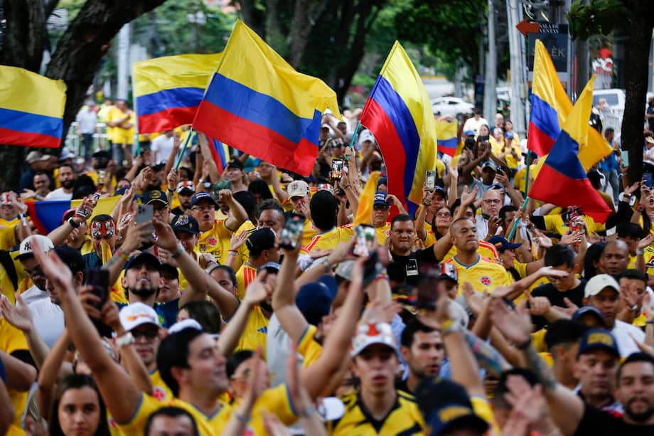 Simpatizantes del candidato a la presidencia de Colombia Abelardo de la Espriella celebran este domingo, en Cali.