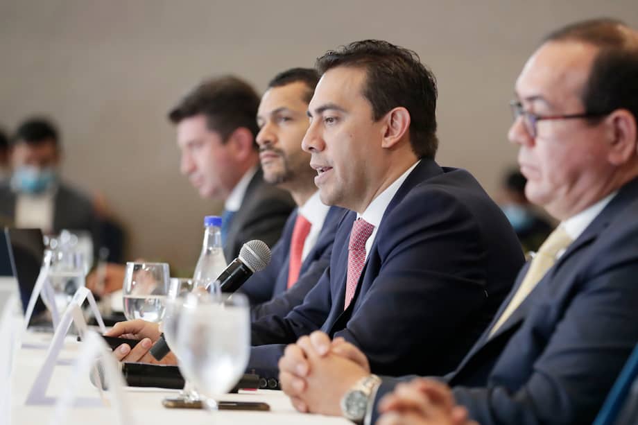 Vega (centro) hizo parte de la reunión con los integrantes de la Comisión. Un inédito recuento de la totalidad de los votos depositados para el Senado el pasado 13 de marzo tomó fuerza como medida para superar la crisis de confianza en la organización electoral.