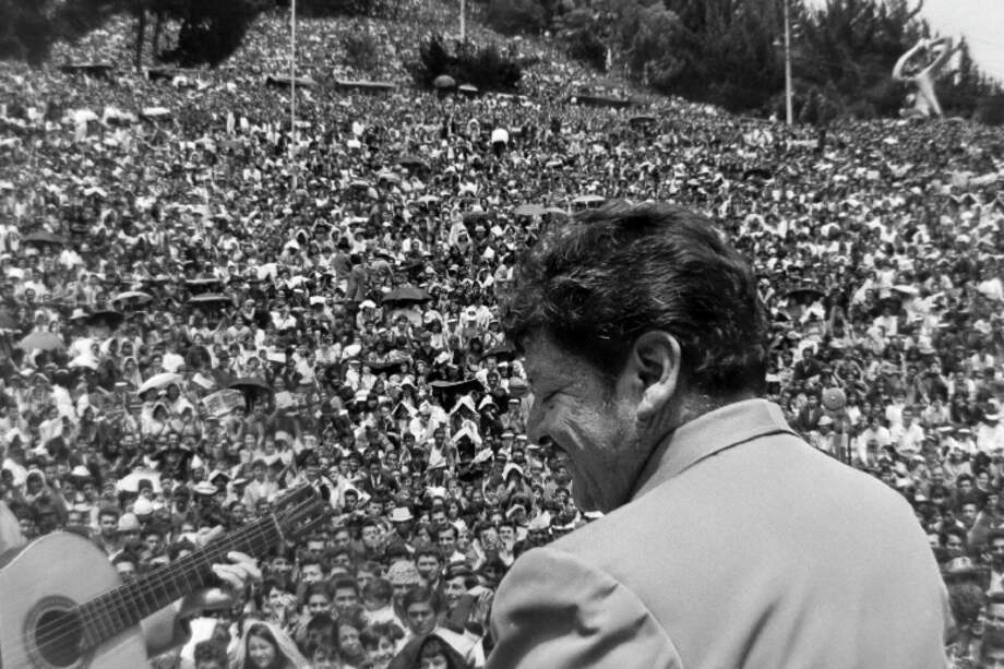 José Alfredo Jiménez en la Media Torta, Bogotá, ante millares de sus seguidores, en junio de 1969. / Archivo