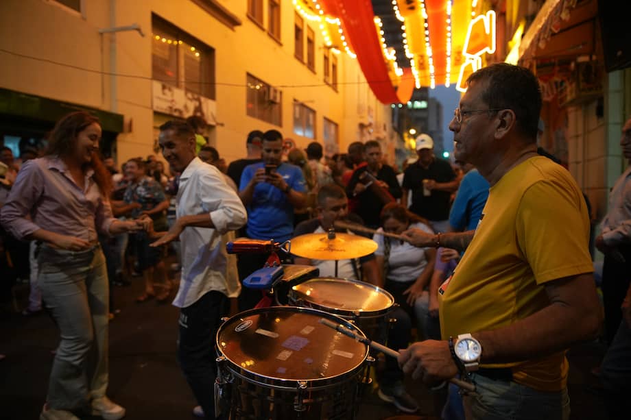 Personas bailando en la 'Calle del Sabor' en Cali, Colombia.