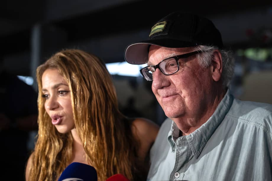 AME9993. QUIBDÓ (COLOMBIA), 17/08/2026.- La cantante colombiana Shakira habla junto al filántropo estadounidense Howard Graham Buffett durante una rueda de prensa este lunes, luego de visitar una de las zonas devastadas por el terremoto de magnitud 7,4 en Quibdó (Colombia). Shakira anunció que reconstruirá la Universidad Tecnológica del Chocó, dañada por el terremoto que sacudió a Colombia el pasado 10 de agosto, y que junto al filántropo estadounidense Howard Graham Buffett impulsará la construcción de diez nuevos colegios en el departamento. EFE/ STR