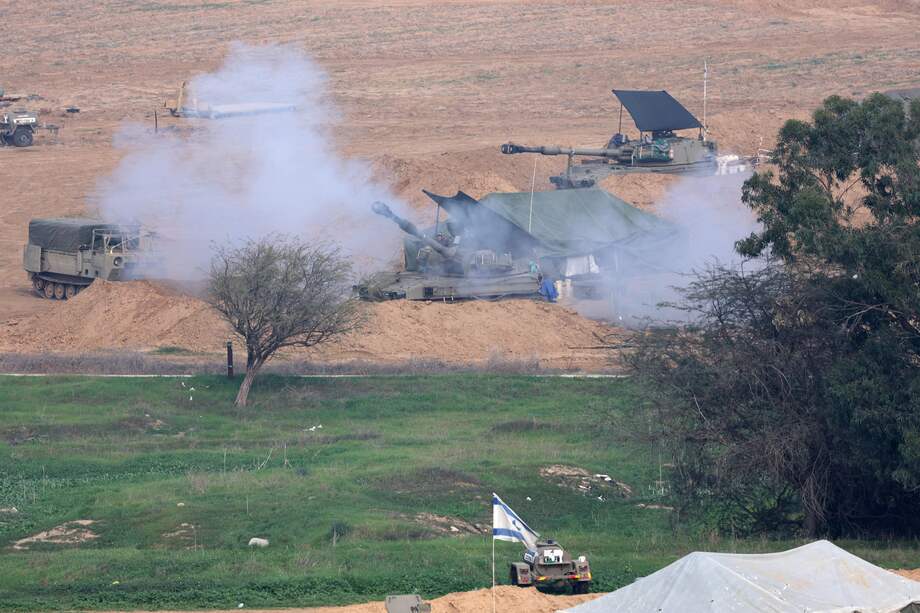 Una unidad de artillería israelí dispara desde una posición cercana a la frontera entre Israel y Gaza.