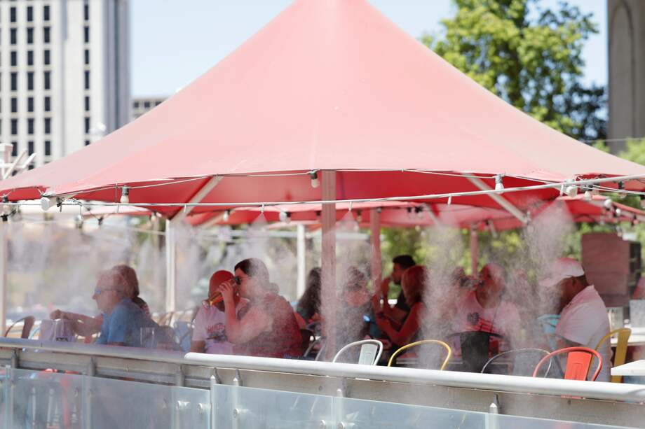 Las Vegas (United States), 07/07/2024.- Visitors dine under mist to keep cool in record heat in Las Vegas, Nevada, USA, 07 July 2024. The National Weather Service announced that Las Vegas hit a new heat record of 120 degrees Fahrenheit on 07 July 2024. EFE/EPA/ALLISON DINNER