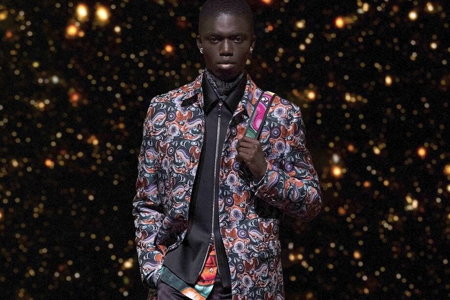Esta colección, a la que quería dar un toque "divertido y ligero", juega con las siluetas clásicas de Dior y el universo del artista estadounidense Kenny Scharf
