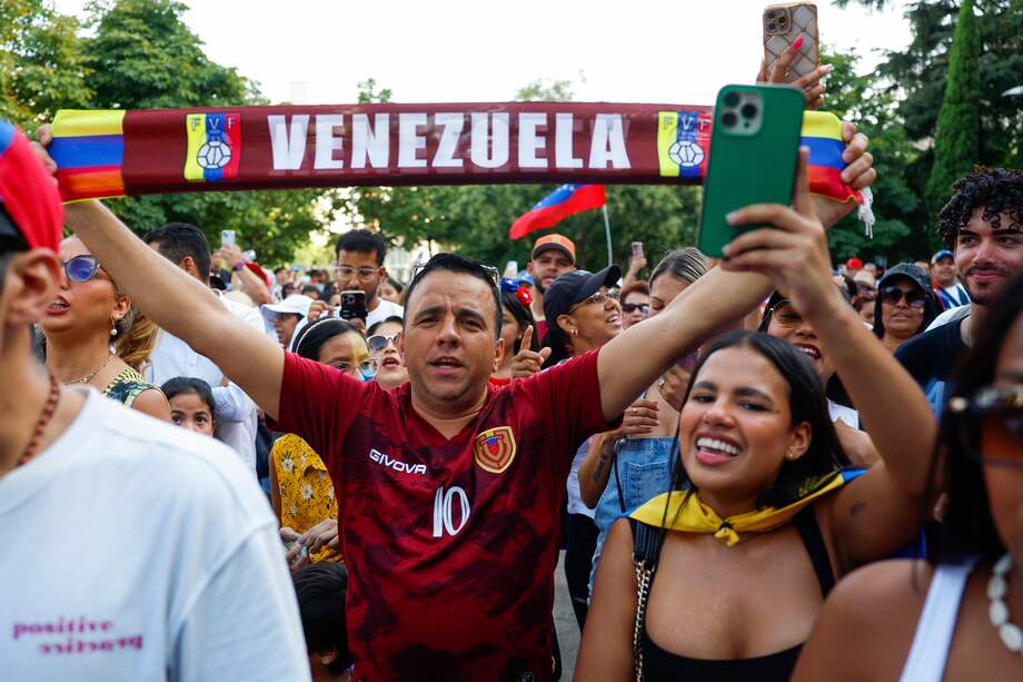 Un momento de la concentración convocada bajo el lema 'Alcemos la voz por el cambio en Venezuela' con motivo de la celebración de las elecciones presidenciales venezolanas y en apoyo a Edmundo González y a María Corina Machado este domingo en la plaza de Colón, en Madrid.