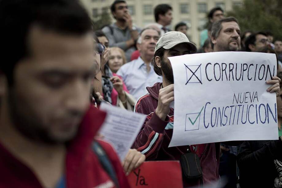 Cientos de personas protestaron al frente del Palacio de la Moneda en Santiago de Chile contra la corrupción. /AFP
