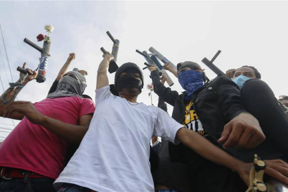Manifestantes contra el gobierno durante la marcha las madres, llamada así en memoria de los muertos y desaparecidos durante la crisis que ha golpeado al país. / Agencia Anadolu