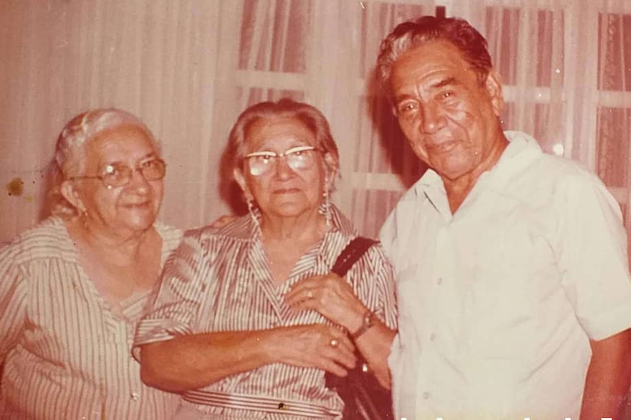 En Manaure, sin descartar telegramas puntuales, la correspondencia propiamente dicha entre Gabriel Eligio García Martínez y Luisa Santiaga Márquez Iguarán, padres de Gabriel García Márquez, se dio por medio de cartas. La que le sirvió de celestina en este sentido fue María Francisca Pumarejo Gutiérrez, Pacha.