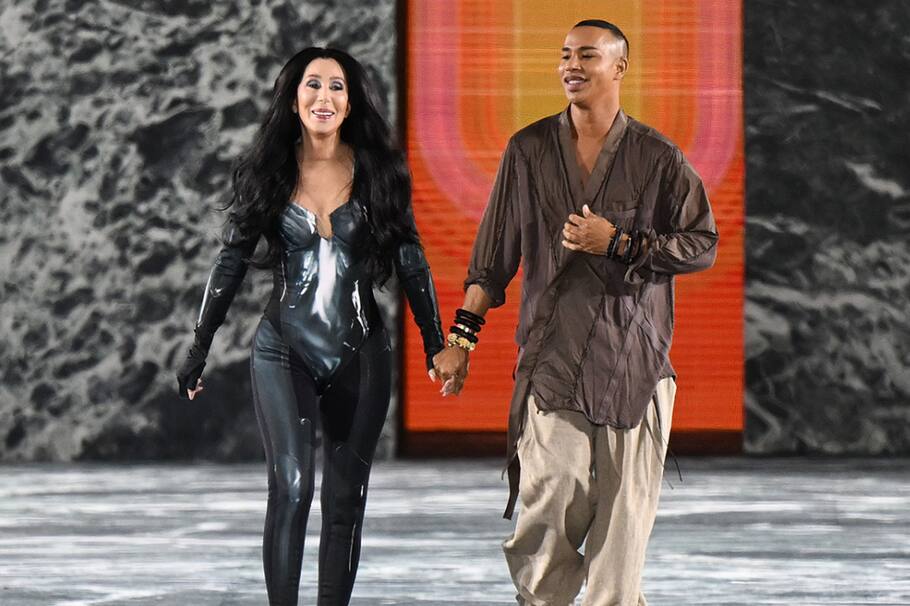 Cher en el último desfile de Balmain en la Semana de la Moda en Paris 2022